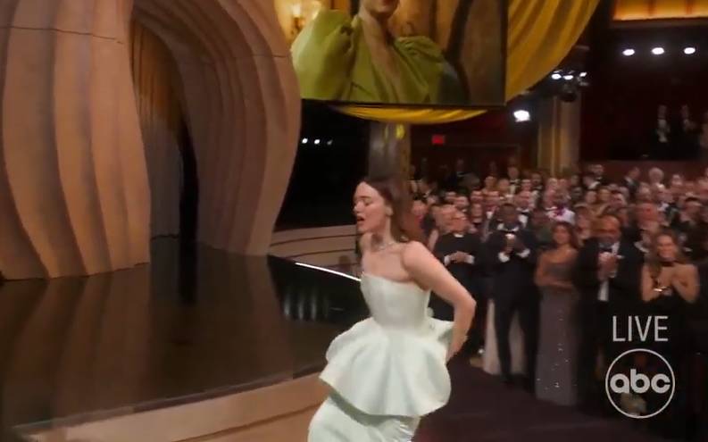 Emma Stone'un elbisesi Oscar ödül gecesinde patladı. Başına gelen pişmiş tavuğun başına gelmedi 7